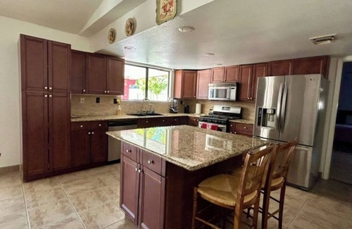 Las Vegas House | 12 guests. W/Ping pong, Air hockey, Volleyball!