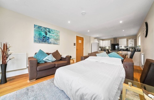 Stanwell Apartment | 12 - Heathrow Living Serviced Apartments by Ferndale