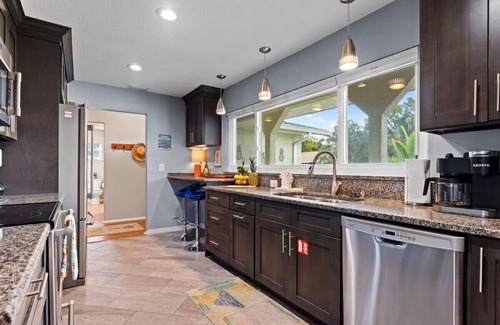 Palma Sola House | 12 min to Beach, Pickleball, Mini-Golf, Hot Tub