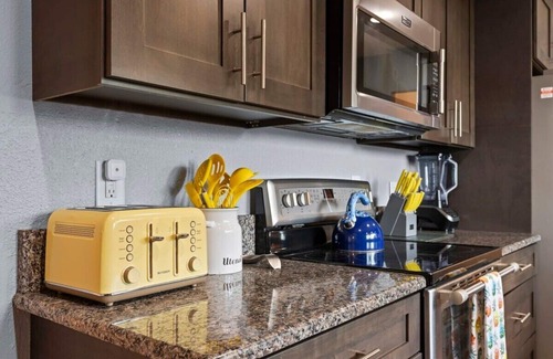 Palma Sola House | 12 min to Beach, Pickleball, Mini-Golf, Hot Tub