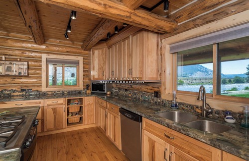 Stanley Cabin | 12-person cabin with AC and WiFi on the river across from downtown Stanley