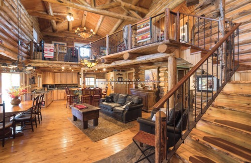 Stanley Cabin | 12-person cabin with AC and WiFi on the river across from downtown Stanley