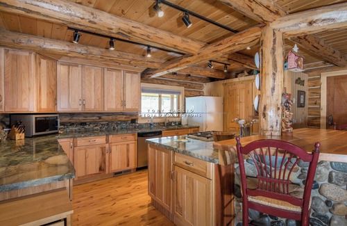 Stanley Cabin | 12-person cabin with AC and WiFi on the river across from downtown Stanley