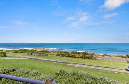 Wongarra Apartment | 12 Whitecrest Resort - Pool & Amazing Ocean Views