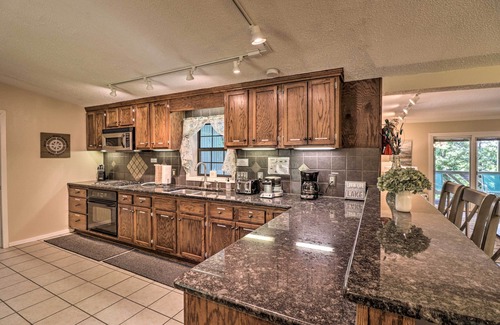 Royal House | 13 Mi to Hot Springs: Serene Royal Home w/Deck!