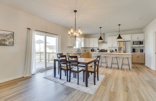 Hanover House | 13 Mi to University of Wisconsin: Suburban Home