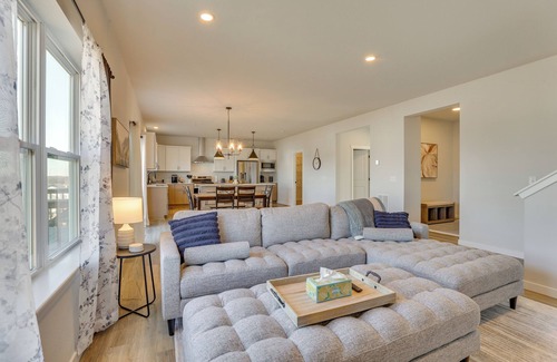 Hanover House | 13 Mi to University of Wisconsin: Suburban Home