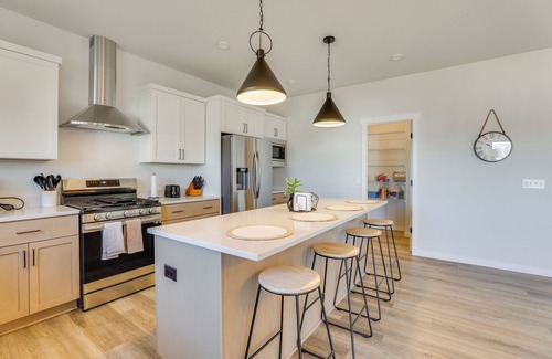 Hanover House | 13 Mi to University of Wisconsin: Suburban Home