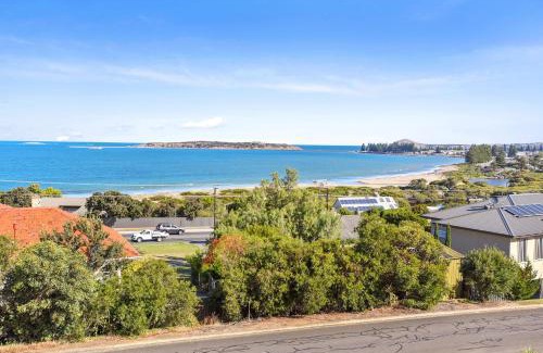 McCracken House | 13 The Crescent - BYO Linen - Ocean Views - Wi-Fi