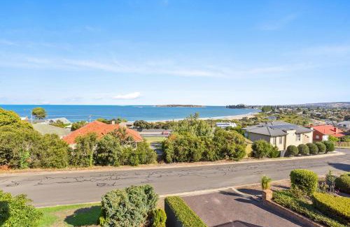 McCracken House | 13 The Crescent - BYO Linen - Ocean Views - Wi-Fi
