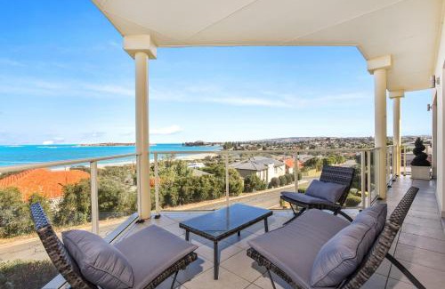 McCracken House | 13 The Crescent - BYO Linen - Ocean Views - Wi-Fi