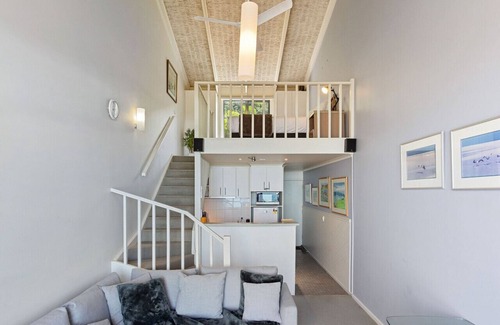 Wongarra Apartment | 13 Whitecrest Resort - Pool & Amazing Ocean Views