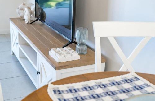 Hayborough House | 13A Elliot Ave BYO Linen - SeaViews - Walk to Beach - Bikeway - Wi-Fi