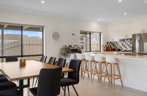 Nangkita House | 14 Excelsior Pde - Pets Negotiable - Waterviews