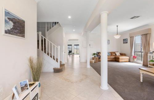 Nangkita House | 14 Excelsior Pde - BYO Linen - Pets Negotiable - Waterviews