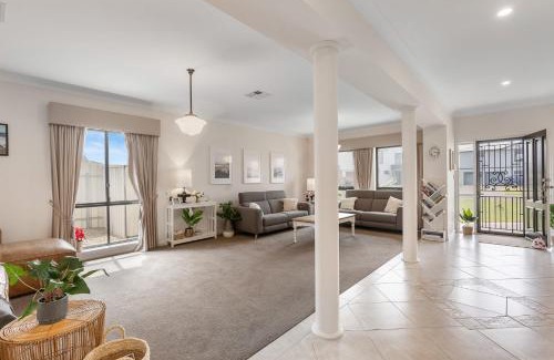 Nangkita House | 14 Excelsior Pde - BYO Linen - Pets Negotiable - Waterviews