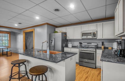 Mishawaka Apartment | 15 Min from Campus! Large 2BR Perfect for Groups!