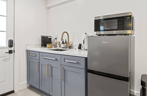 Bayview House | 15-Min to Moscone | Work Table | Modern Setting