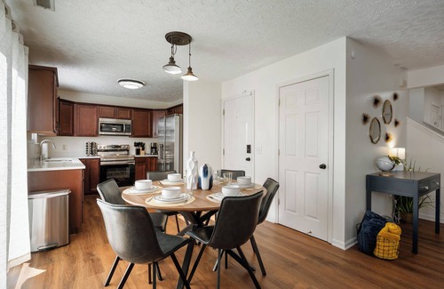 West Newton House | 15 min to stadium, Downtown, and more! Indy MTR!