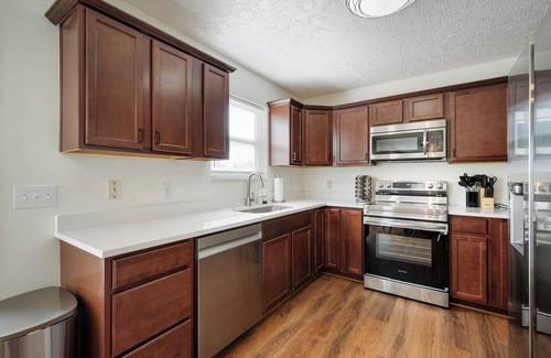 West Newton House | 15 min to stadium, Downtown, and more! Indy MTR!
