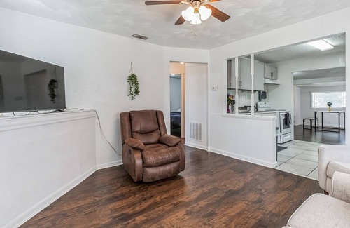 Northside House | 15 Mins Shands/Mins Jax Airport 3 bd 2 Bth Home