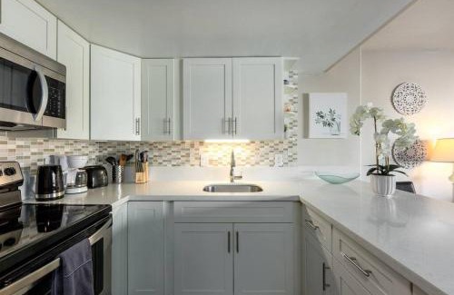 Waikiki Apartment | 1519 Ilikai Collection 9 Beachfront Resort recently upgraded