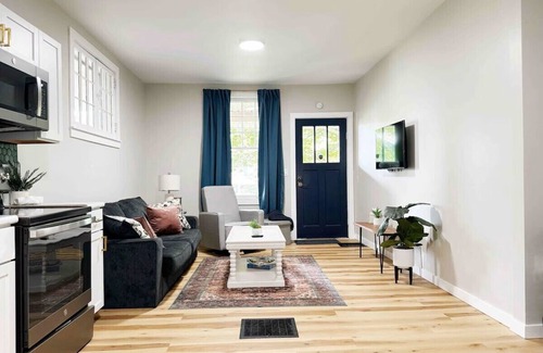 Evansville House | 1520 Howard St B "HCB"