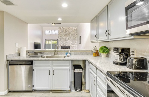 Paradise Valley Village House | 16 Mi to Dtwn Phoenix: Home w/Patio & Fireplace!