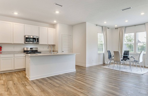 Avon House | 16 Mi to Indianapolis: Group Getaway w/Pool Table