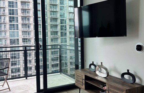 Midtown Apartment | 16th Floor 1-bedroom apartment in lovely Midtown with AC, WiFi, Pool near FOX