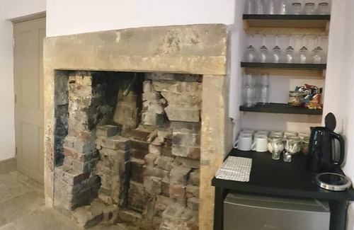 Burnley Cottage | 1700s Canalside Cottage Sleeps up to 12 Guests