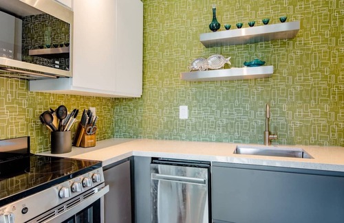 Downtown Palm Springs Condo | 180-degree views of the mountains & 2 blocks from downtown! Awash in sunshine!