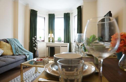 Stanwell House | 18PG Dreams Unlimited - Budget Flat w free parking - Slough Windsor Heathrow