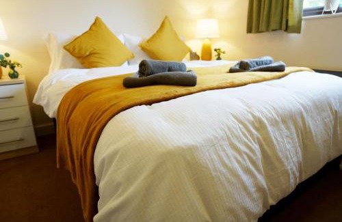 Stanwell House | 18PG Dreams Unlimited - Budget Flat w free parking - Slough Windsor Heathrow