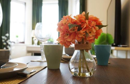Stanwell House | 18PG Dreams Unlimited - Budget Flat w free parking - Slough Windsor Heathrow