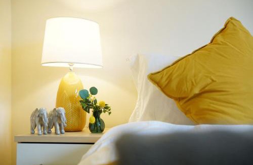 Stanwell House | 18PG Dreams Unlimited - Budget Flat w free parking - Slough Windsor Heathrow