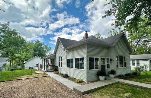 St. James House | 1910 on Route 66 is a Charming historic 2 bedroom 2 bath home, close to downtown