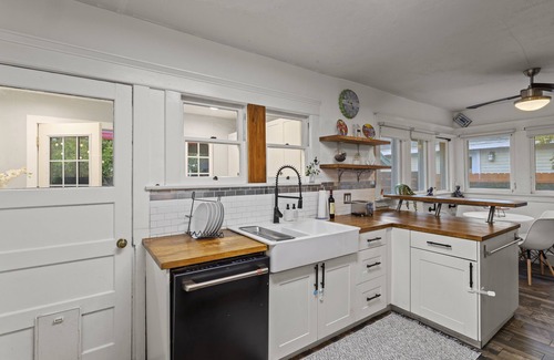 Riverside House | 1919 Modern Craftsman Casita with Backyard Oasis - New AC - Free EV Charging