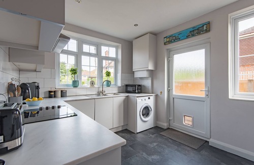 Sandwich Apartment | 19th Hole is a modern, comfortable holiday home perfectly located for exploring on foot the charming