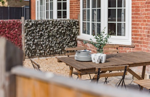 Sandwich Apartment | 19th Hole is a modern, comfortable holiday home perfectly located for exploring on foot the charming