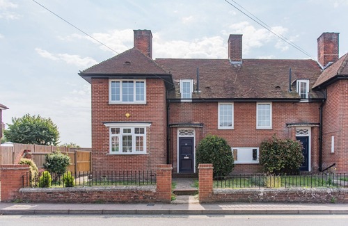 Sandwich Apartment | 19th Hole is a modern, comfortable holiday home perfectly located for exploring on foot the charming