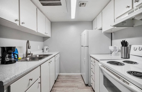 South Scottsdale Apartment | 1B1B Luxury Getaway: Pool Access and Free Parking