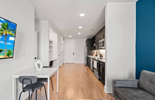 North Hyde Park Apartment | 1BD in the Heart of Tampa | Luxury Travel | Gym