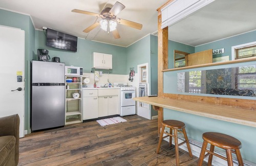 Diamond City Cabin | 1bed/1bath cabin with beautiful views of Bull Shoals Lake.