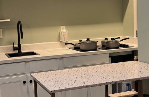 Charlotte House | 1bed W/laundry/Parking/AC unit- University Area! A