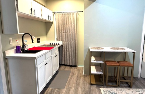 Charlotte House | 1bed W/laundry/Parking/AC unit- University Area! A