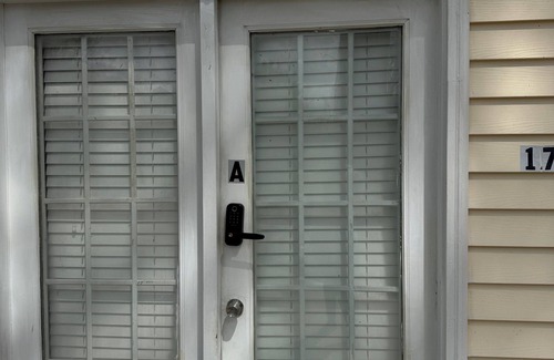 Charlotte House | 1bed W/laundry/Parking/AC unit- University Area! A