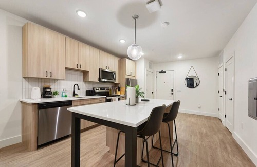 Friendship Apartment | 1BR/1BA with Gym Access Near UPMC & Carnegie Uni.