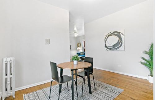 Rogers Park Apartment | 1BR Apartment in Rogers Park with King Bed - Lunt 2E