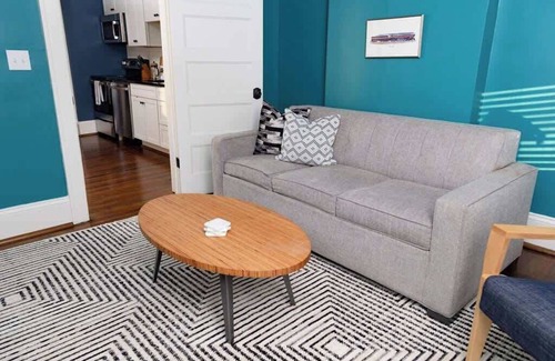 Roanoke House | 1BR Apt Views Galore! -Safe|Walkable|Food|Greenway